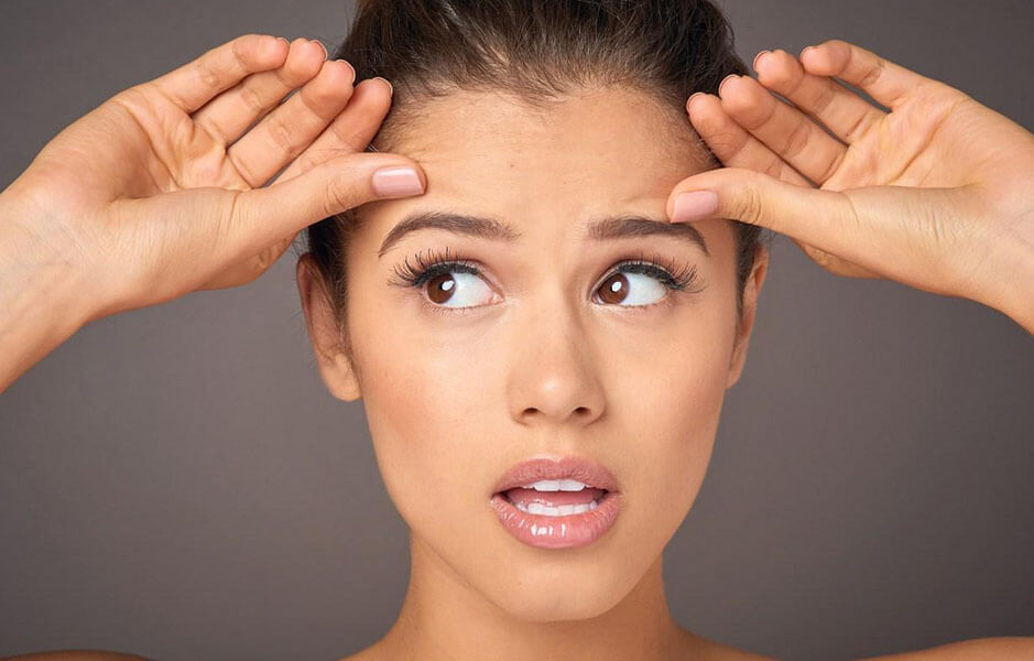 Женщина с удивленным лицом, фотопортрет в студии. Голова, лицо, взрослая.